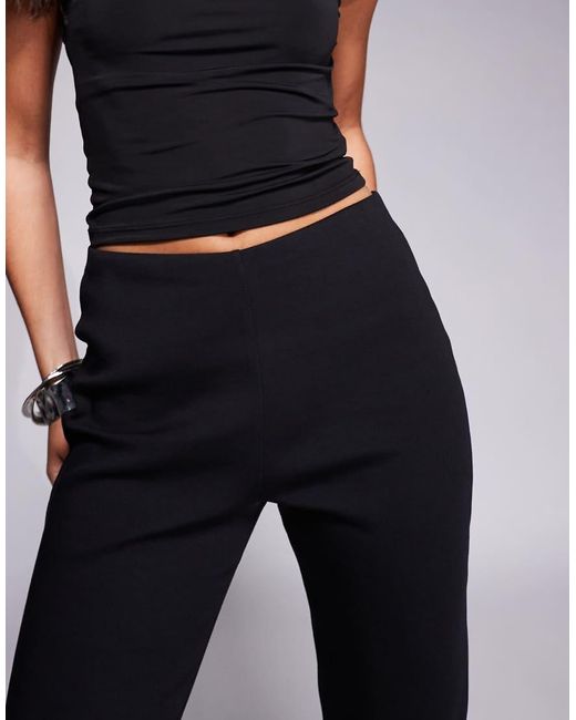 Pantalones Capri Negros Con Abertura Lateral Y Detalle De Lazo De Punto Roma De ASOS de color Black