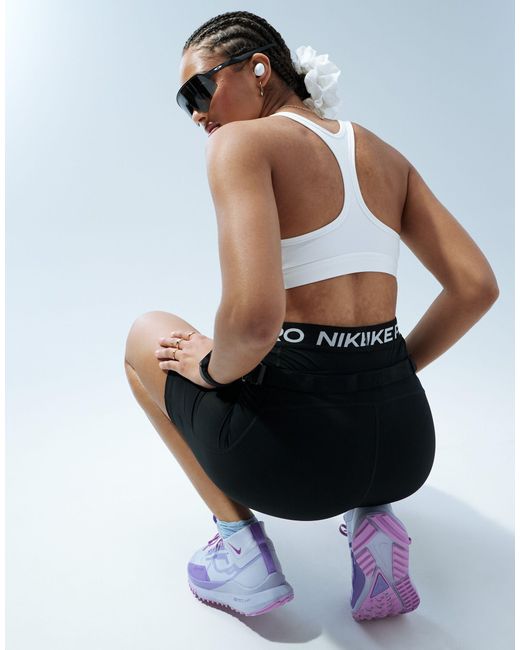 Reggiseno sportivo a sostegno leggero con logo di Nike in White