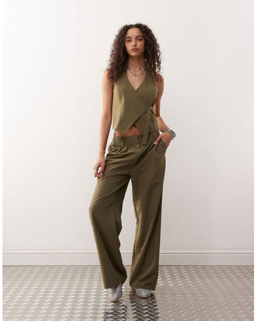 Collusion Green – elegante, figurbetonte weste