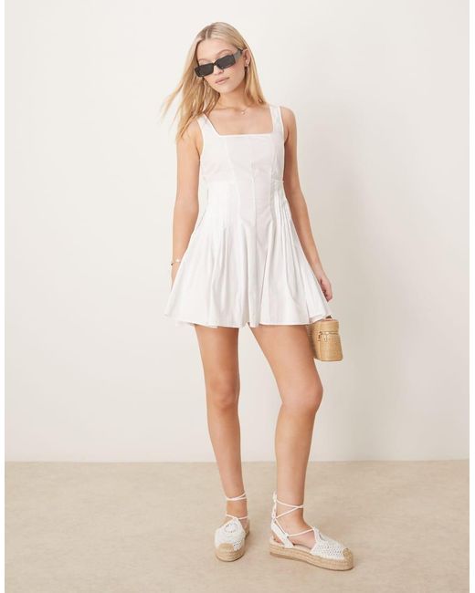 Vestito Corto Con Scollo A Barchetta E Vita A Pieghe di ASOS in Natural