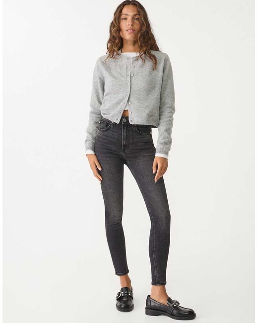 D09 di Stradivarius in Gray