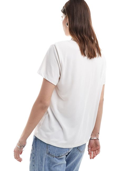 T-shirt morbidissima bianca di Monki in White