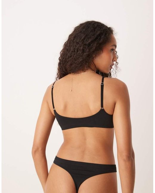 Crop Top Nero A Coste Con Scollo Rotondo di ASOS in Black