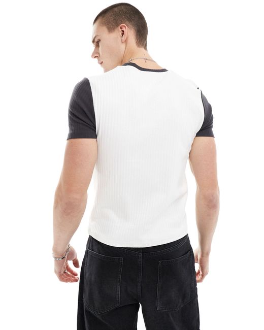 T-shirt attillata taglio corto bianca con maniche grigie a coste di ASOS in White da Uomo