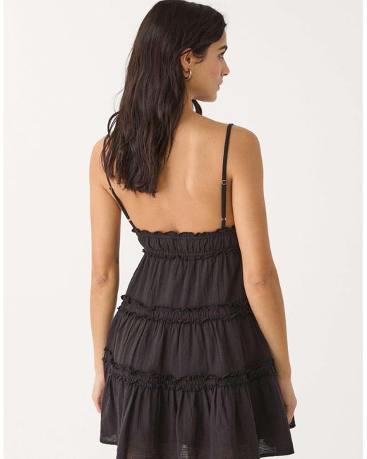 Robe courte étagée à bretelles et volants Stradivarius en coloris Black