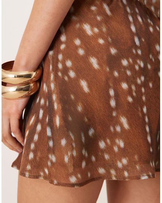 Mini-jupe d'ensemble en mousseline froissée à imprimé daim ASOS en coloris Brown