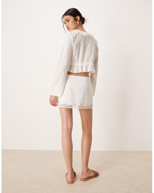 Abercrombie & Fitch Mini Skort Met Halfhoge Taille En Kanten Rand in het Natural
