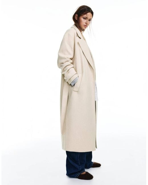 Manteau long texturé en feutre avec ceinture - beige Pull&Bear en coloris White