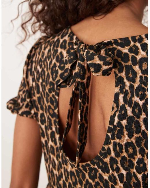 New Look Aangerimpelde Midi Jurk Van Kreukelstof Met Strik Achter in het Natural