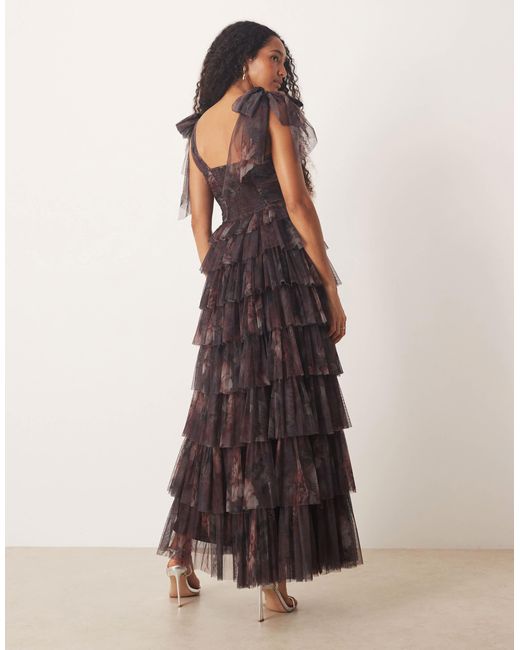 Robe longue en tulle à fleurs étagée avec bretelles nouées - prune LACE & BEADS en coloris Purple