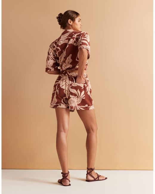 Short d'ensemble en étamine avec bords effilochés et imprimé palmiers ASOS en coloris Orange