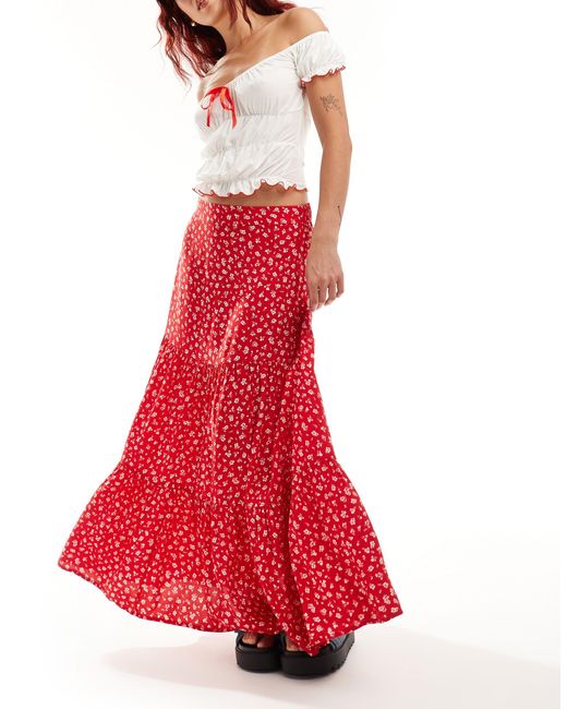 Falda larga roja escalonada con estampado floral Monki de color Red