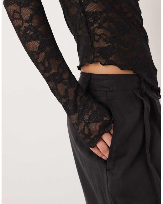 Top Asimmetrico di Gina Tricot in Black