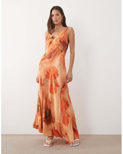 Sofia di Never Fully Dressed in Orange