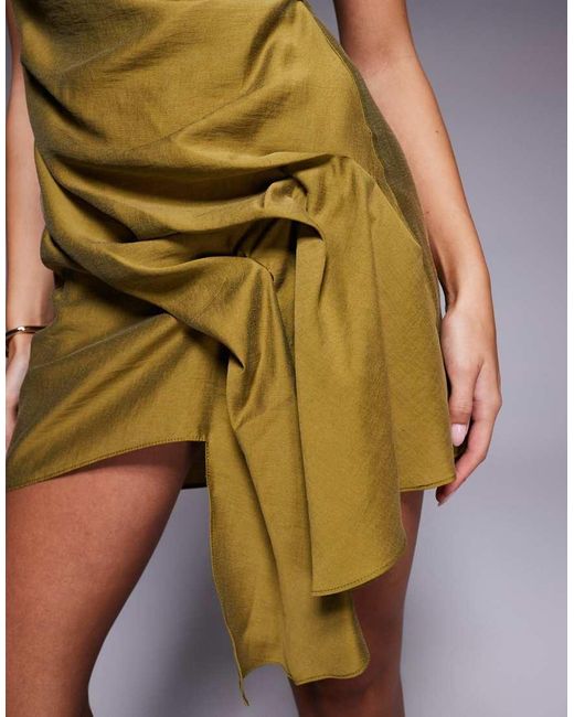 Vestido Corto Verde Con Escote Palabra De Honor Y Detalle Plisado En El Lateral De ASOS de color Green