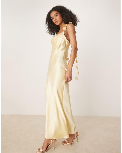 Vestido De Dama De Honor Midi Amarillo Limón Con Cuello Desbocado Y Aplicación Floral Tridimensional De Satén De Gina Tricot de color Natural