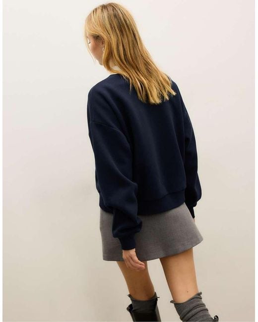 Felpa Con Colletto Stile Polo E Ricamo Blu Scuro di Stradivarius in Blue