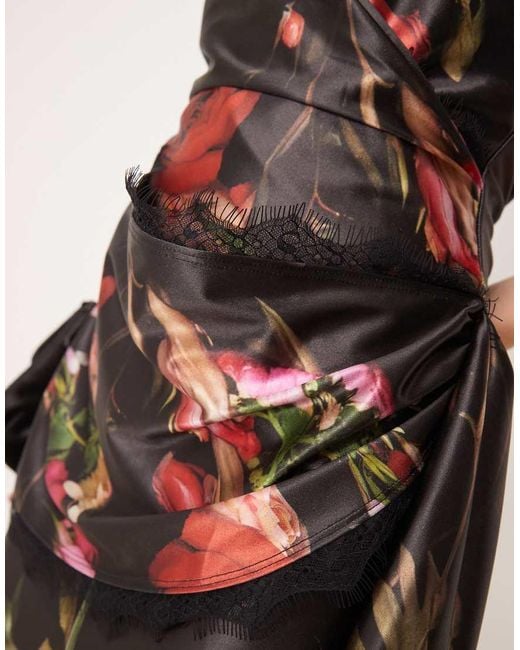 Vestido Largo Oscuro Drapeado De Satén Elástico Con Estampado Floral Y Detalle De Encaje De ASOS de color Natural