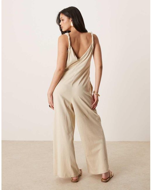 Mono Largo Con Detalle Retorcido En El Hombro De -Neutro ASOS de color Natural