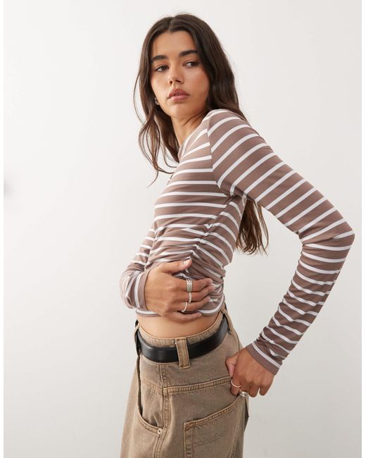 T-shirt à encolure bateau, manches longues et taille cintrée avec détails froncés - marron rayé Reclaimed (vintage) en coloris Brown