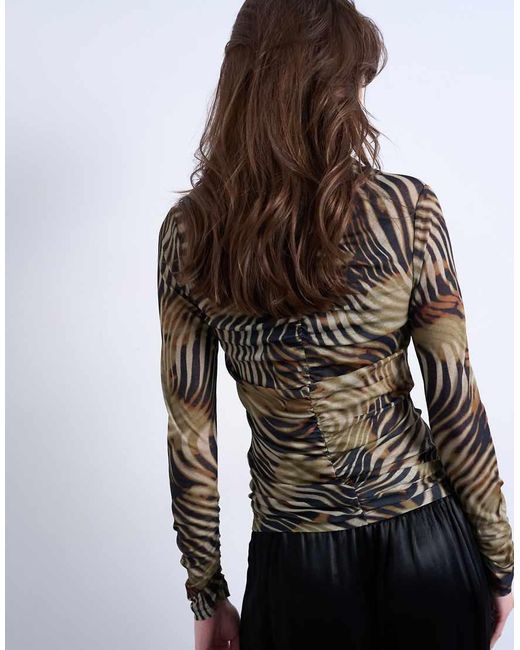 Top A Maniche Lunghe Con Stampa A Righe Animalier E Arricciature di TOPSHOP in Multicolor