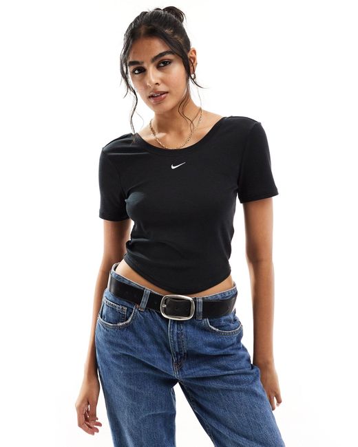 T-shirt nera a costine con scollo ampio sul retro di Nike in Blue
