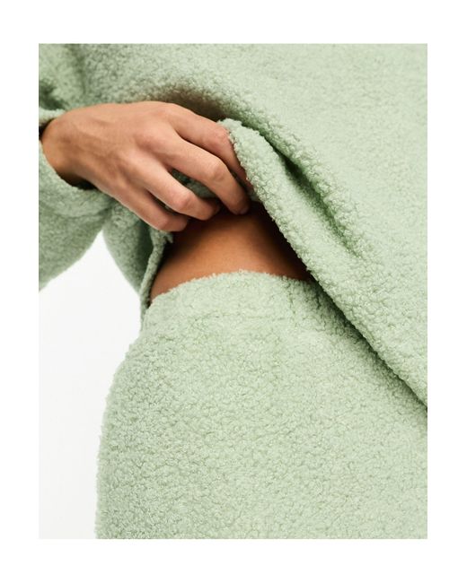 ASOS Green – salbeifarbenes lounge-set aus teddyfell mit sweatshirt und hose mit weitem bein