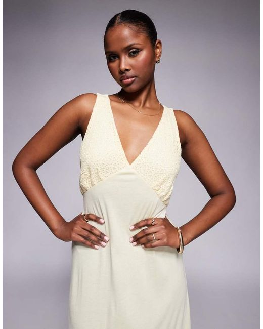 Vestido Midi Amarillo Pastel Con Cuello De Pico Y Cuerpo De Encaje De ASOS de color Purple