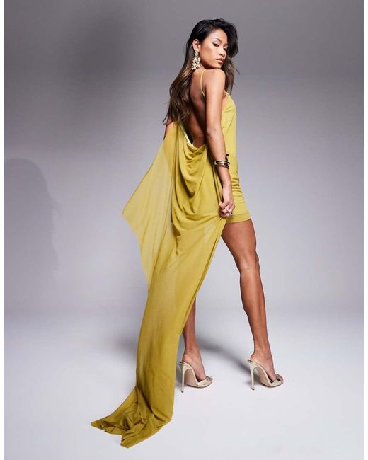 Vestido Corto Asimétrico Con Detalle Drapeado Extragrande En La Parte Trasera De Chifón Elástico De ASOS de color Metallic