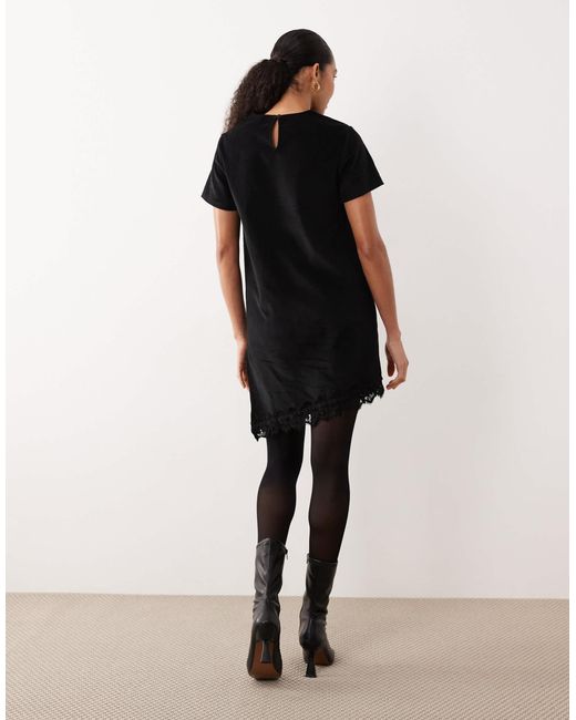 Robe t-shirt mi-longue en velours côtelé avec ourlet asymétrique en dentelle ASOS en coloris Black