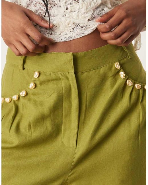 Pantaloncini A Trapezio Sartoriali Effetto Lino Oliva Con Dettagli A Perle di ASOS in Green