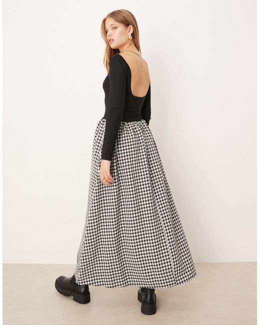 Robe longue 2-en-1 avec jupe à carreaux vichy et encolure dégagée - et blanc ASOS en coloris Black