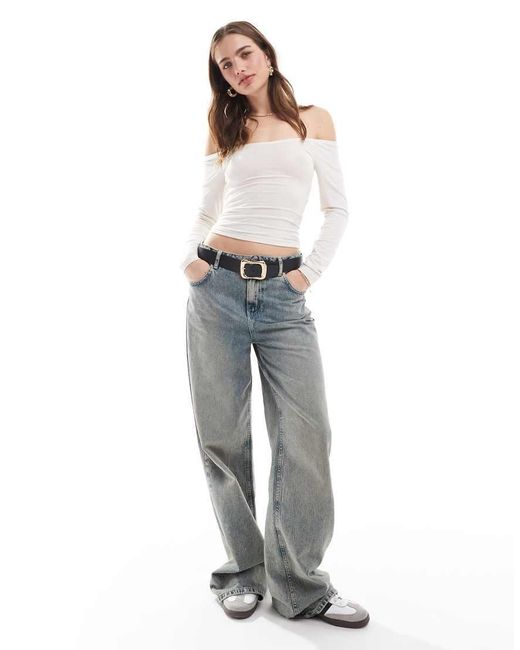 Top A Maniche Lunghe Color Crema Con Spalle Scoperte E Scollo A V di Miss Selfridge in White