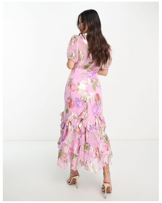 Asos design petite - robe longue volantée en lurex à imprimé rose - rose ASOS en coloris Pink