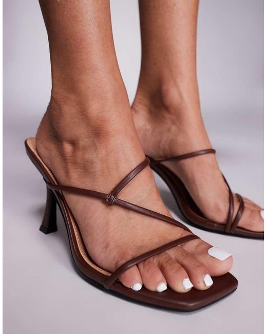 Sandalias Marrones Estilo Mules De Tacón Medio Con Diseño De Tiras Jamie De -Marrón Public Desire de color Brown