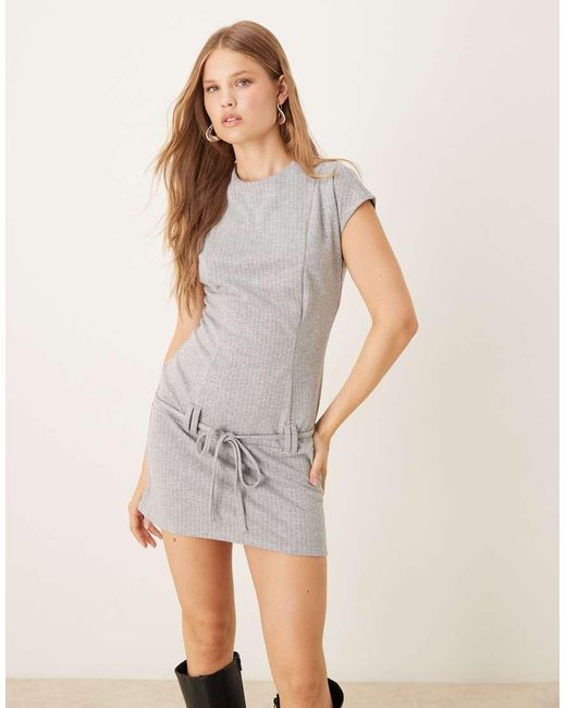 Vestido Corto Con Raya Diplomática, Mangas De Casquillo Y Cinturón De ASOS de color Gray