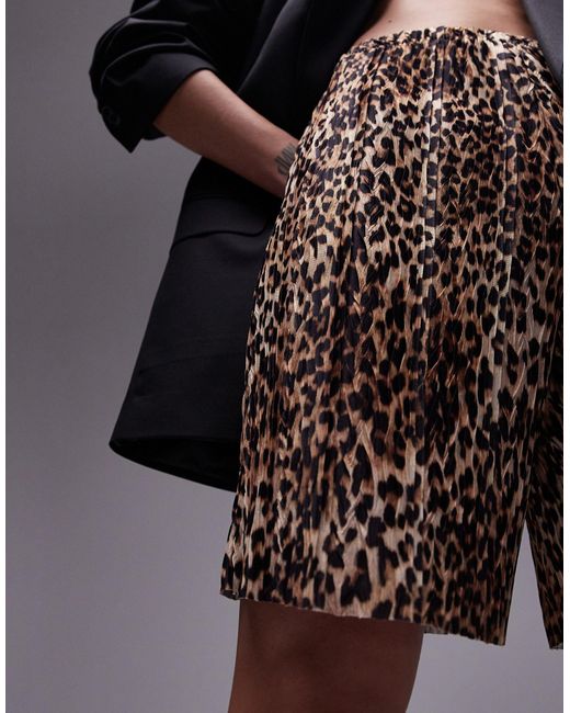 Pantaloncini con fondo ampio plissé leopardati effetto stropicciato di TOPSHOP in Gray