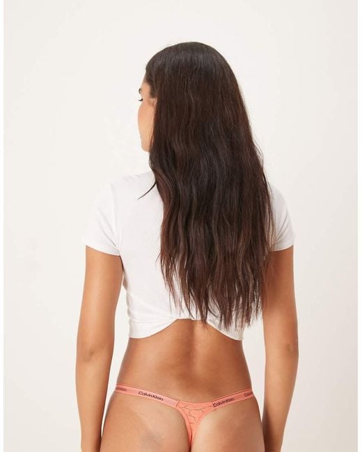 Tanga Coral Con Diseño De Pico Icon Lace De Calvin Klein de color Brown