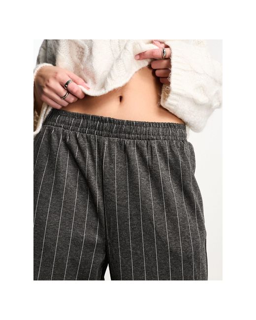 Pantaloni grigi a righe con vita elasticizzata di Mango in Gray