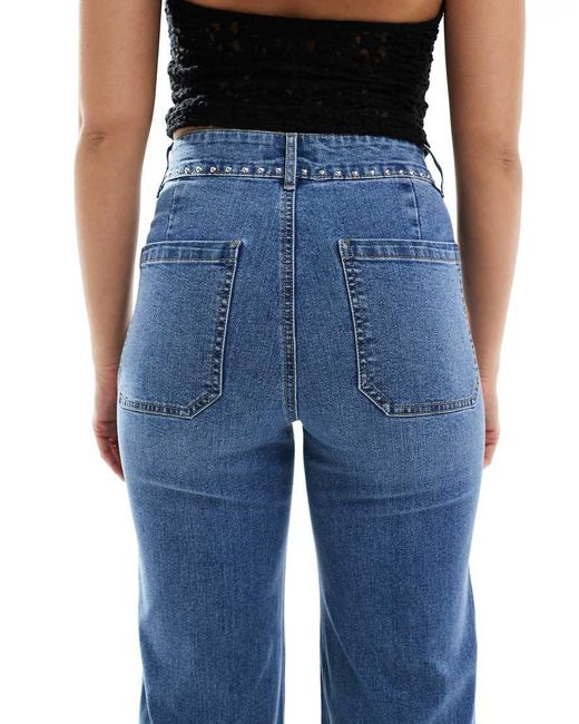 Jeans A Vita Alta Lavaggio Chiaro Con Fondo Ampio E Borchie di ONLY in Blue