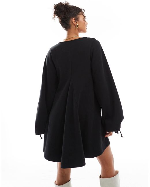 Robe courte ultra douce à col v avec ourlet évasé et manches nouées ASOS en coloris Black