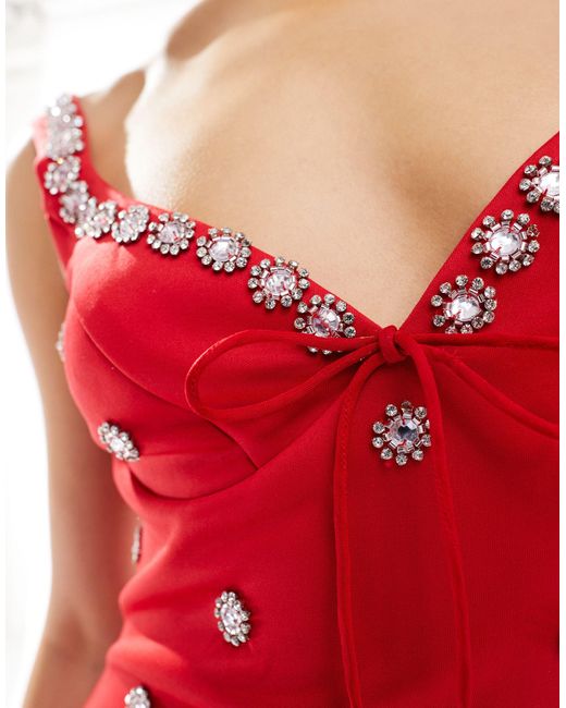 Vestido corto con escote corazón, diseño estructurado y abalorios ASOS de color Red