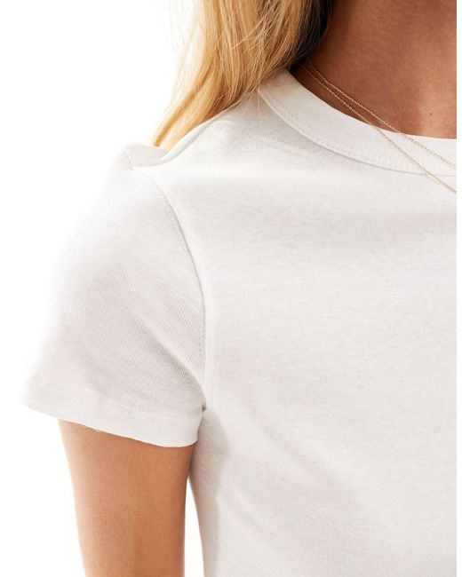 T-shirt corta e stretta bianca a coste di Mango in White