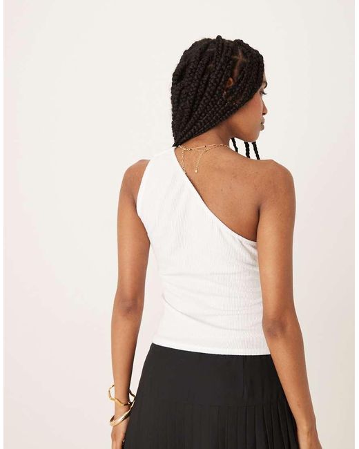 Top A Coste Color Crema Monospalla Con Decorazioni Dorate di ASOS in White