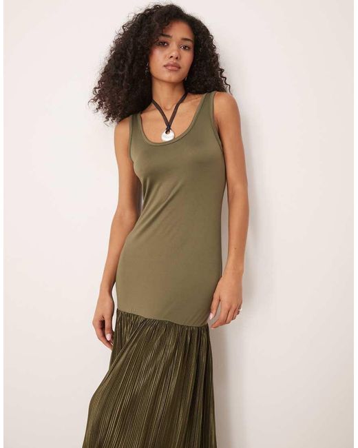 Vestido Largo Plisado Con Diseño Híbrido, Cuello Ancho Y Espalda De Nadadora De ASOS de color Green