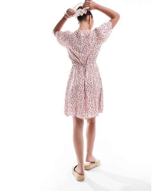 Vestido Corto Rojo Con Estampado De Florecitas, Cuello De Pico Y Lazada En La Cintura De ONLY de color Pink
