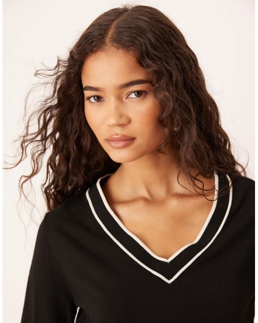 Pull en maille avec col en v et finitions contrastantes Mango en coloris Black