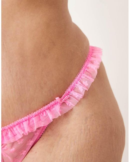 Tanga Con Volantes Y Diseño Floral Texturizado De Malla Koko De Asos Design Curve ASOS de color Pink