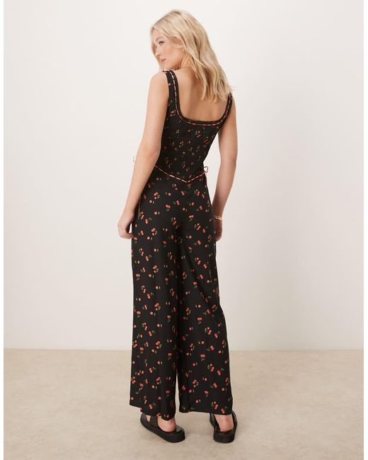 ASOS Jumpsuit Met Kanten Rand, Knoopsluiting En Wijde Pijpen in het Natural