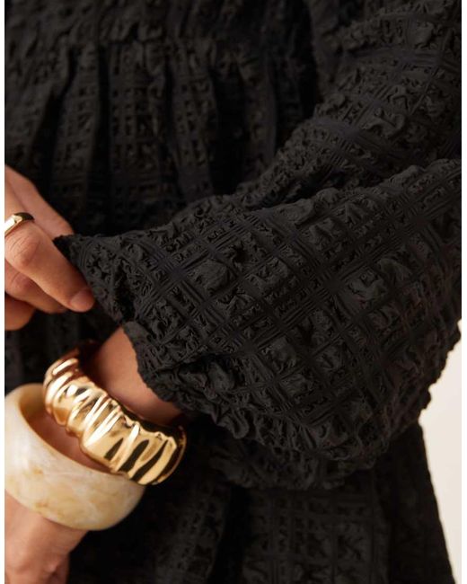 Gina Tricot Maxi-Jurk Met Textuur, Open, Gestrikte Achterkant En Volumineuze Mouwen in het Black